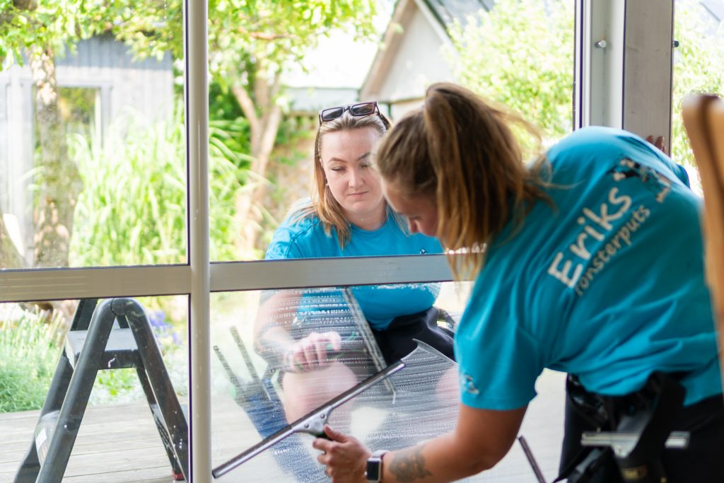 Fönsterputsare som putsar fönster invändigt och som putsar fönster utvändigt